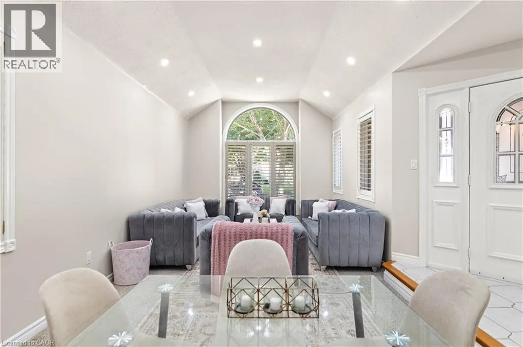 648 BAYHAMPTON Crescent