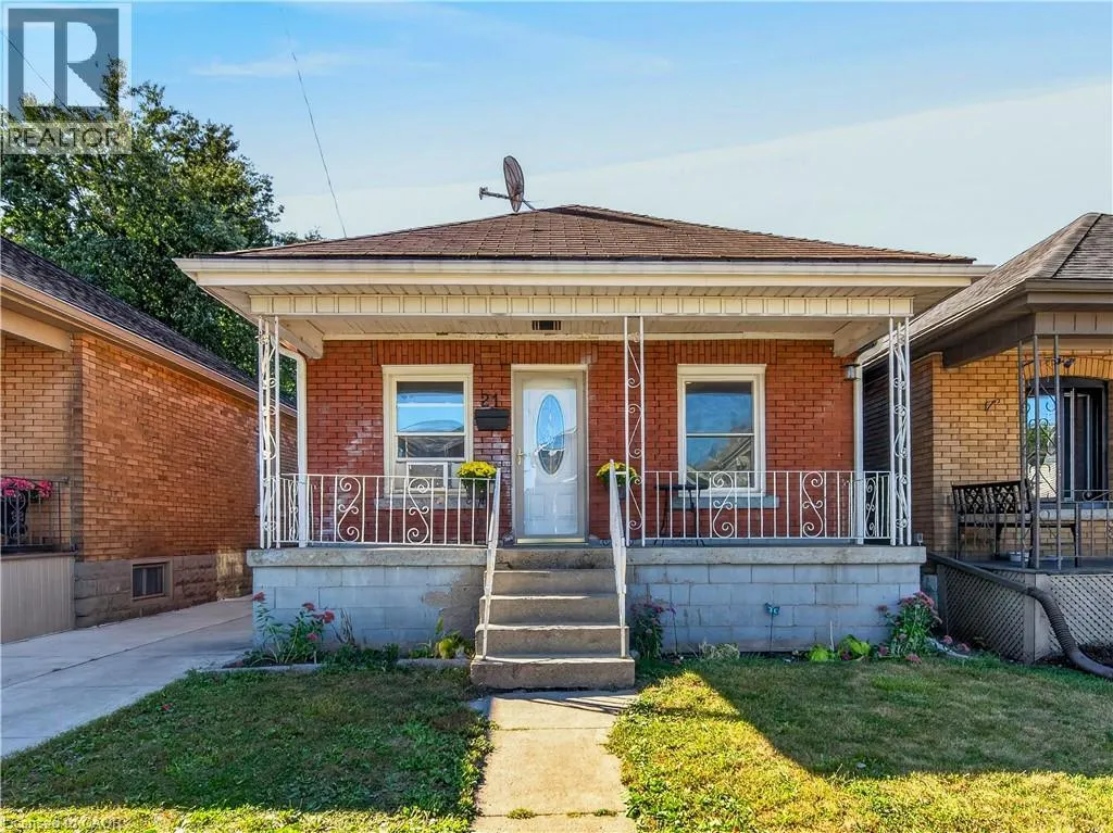 21 CAMERON Avenue N