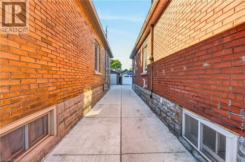 21 CAMERON Avenue N