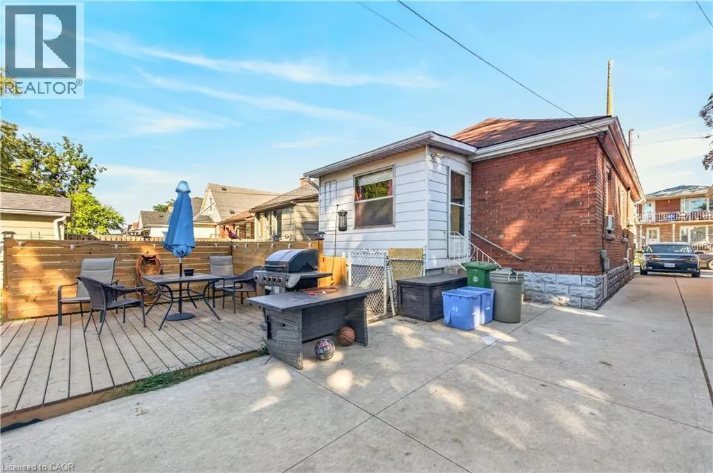 21 CAMERON Avenue N