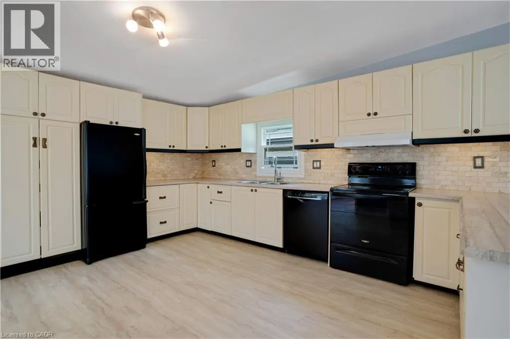 120 MAPLE Crescent
