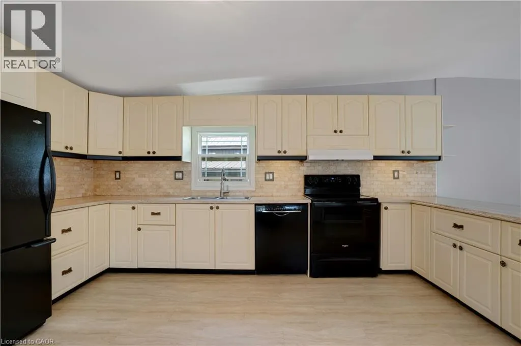 120 MAPLE Crescent