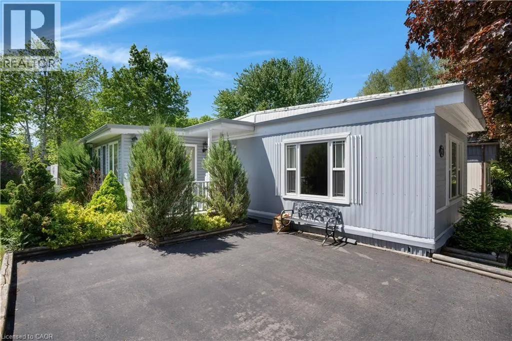 120 MAPLE Crescent