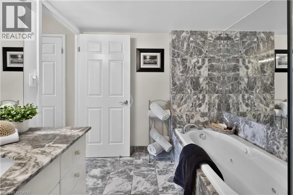 221 ROBINSON Street Unit# 211 #211