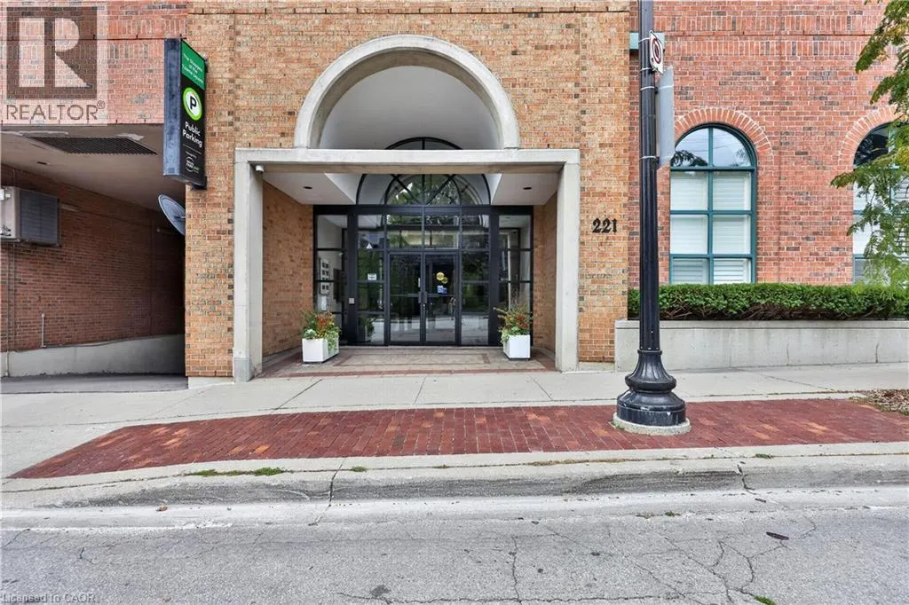 221 ROBINSON Street Unit# 211 #211