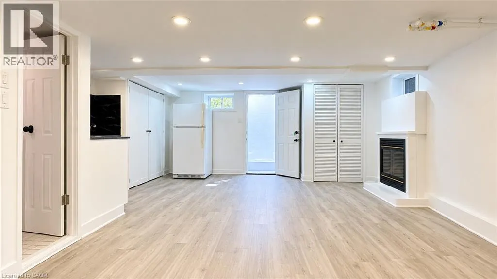 76 AVENUE Road