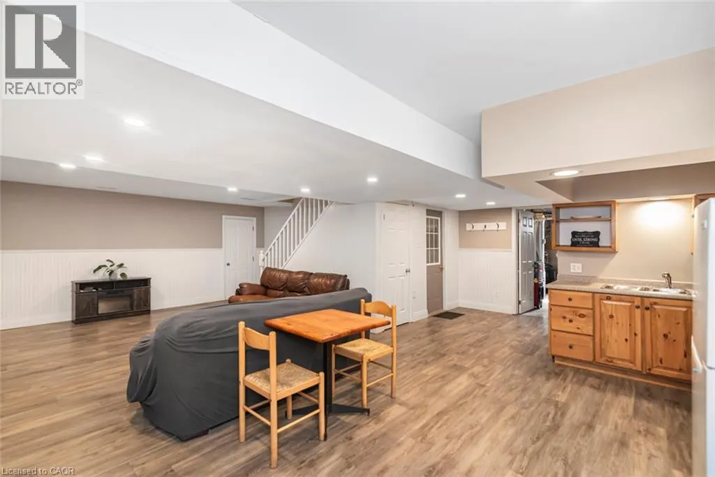 714 CROSS Street W