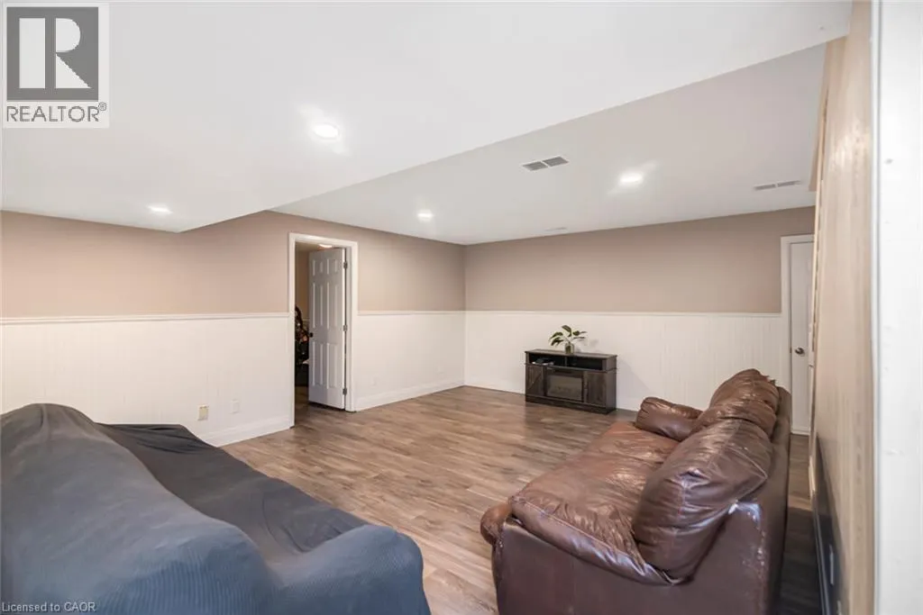 714 CROSS Street W
