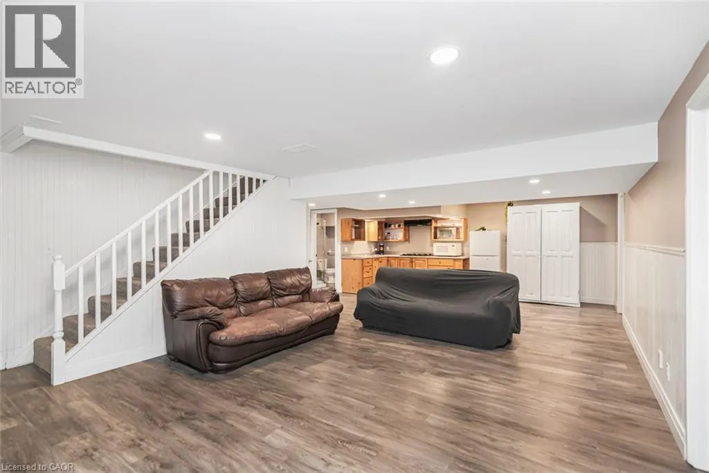 714 CROSS Street W