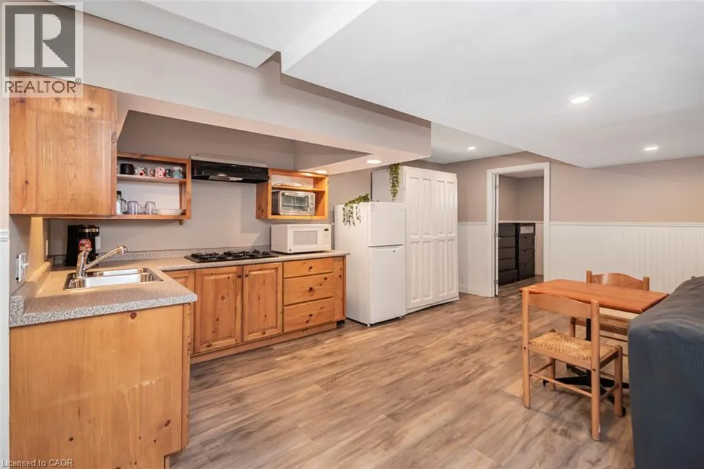 714 CROSS Street W