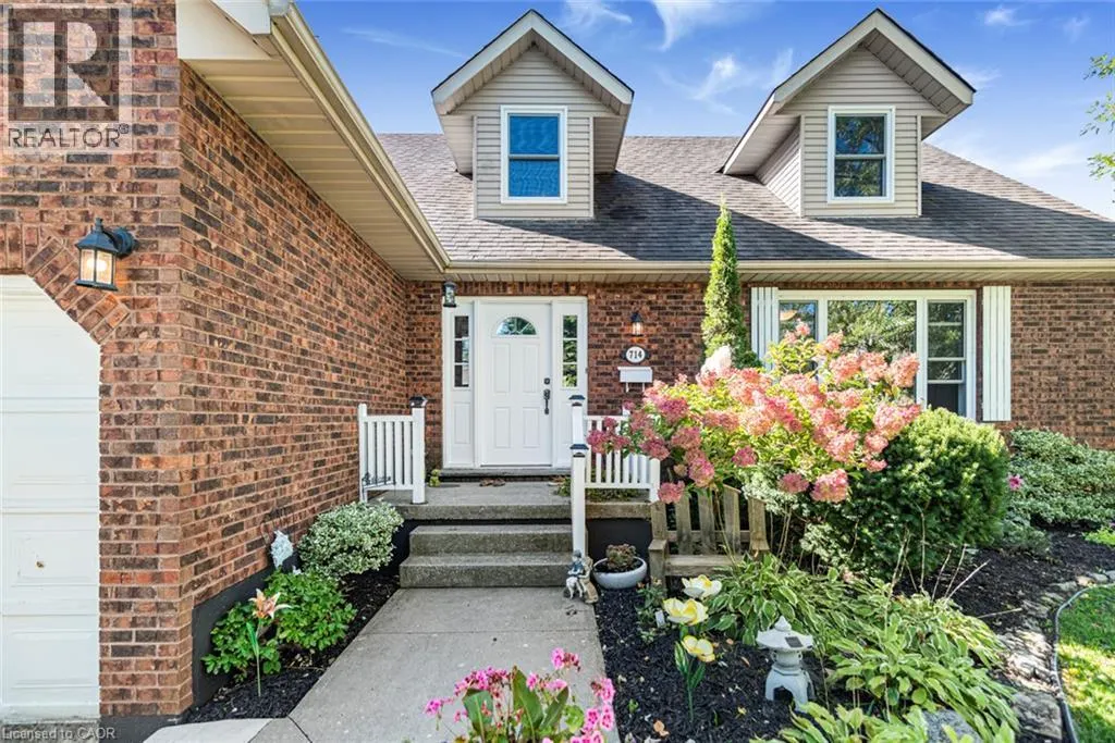 714 CROSS Street W