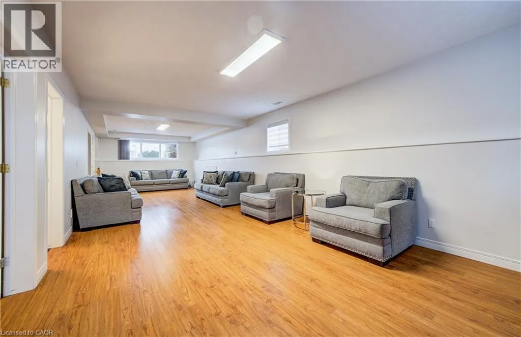 271 COLLEGE Street W