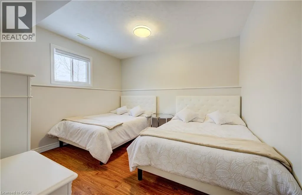 271 COLLEGE Street W