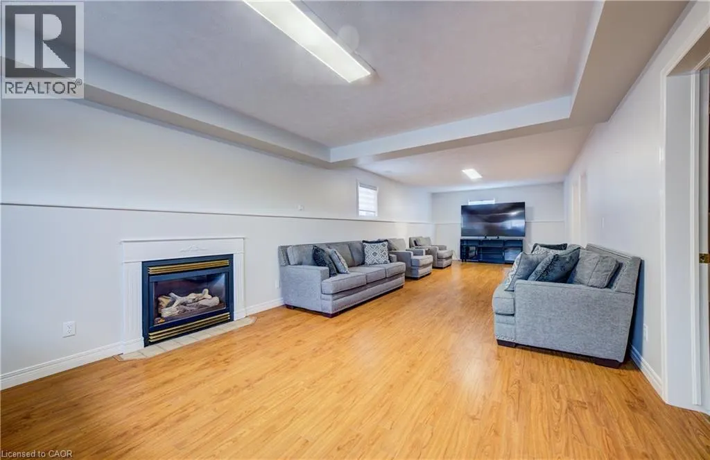 271 COLLEGE Street W