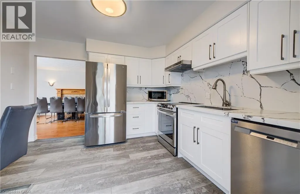 271 COLLEGE Street W