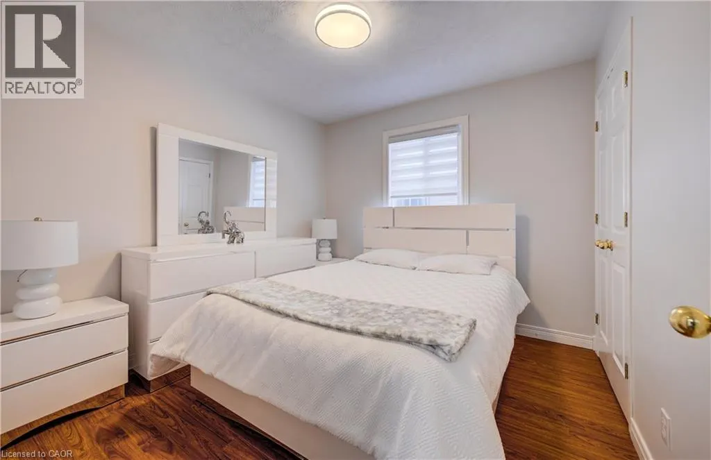 271 COLLEGE Street W