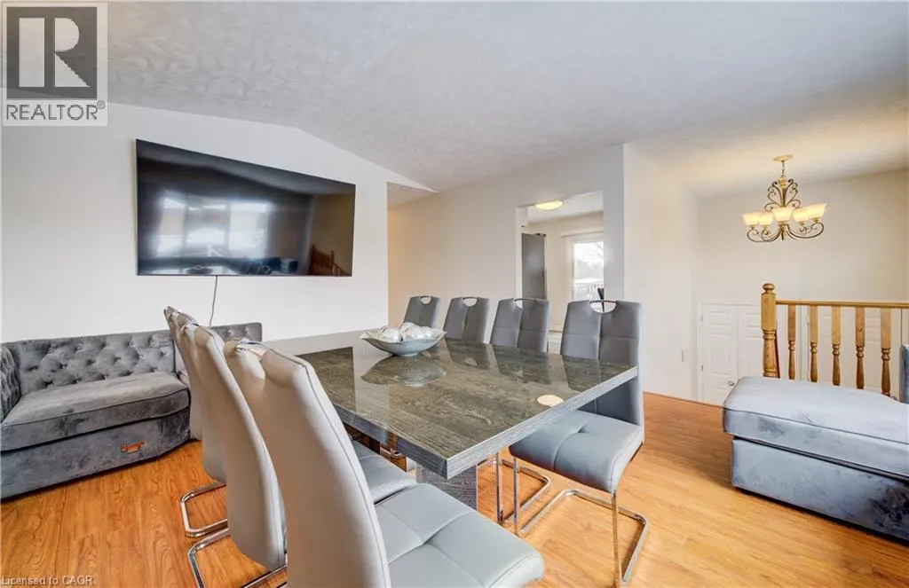271 COLLEGE Street W