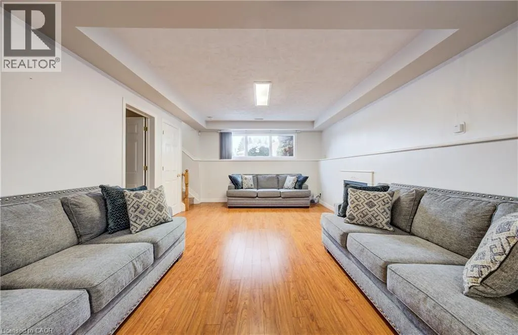 271 COLLEGE Street W