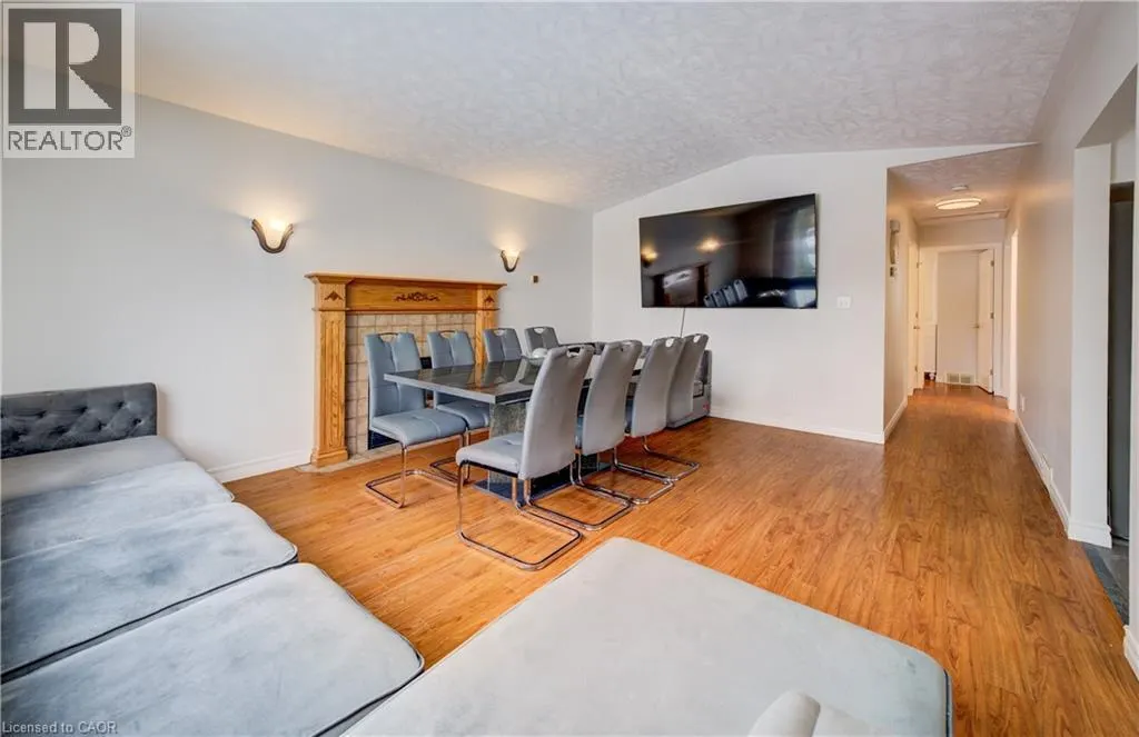 271 COLLEGE Street W