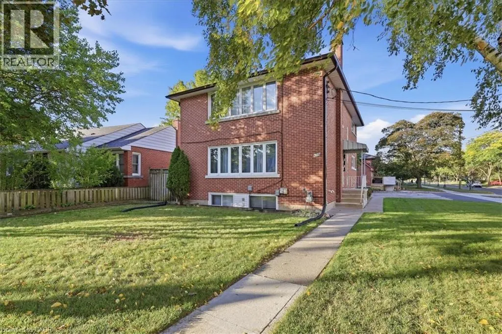 115 ROXBOROUGH Avenue