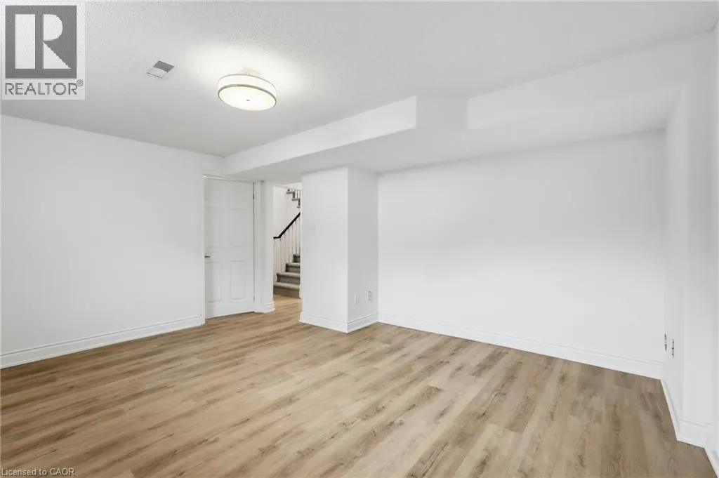 84 RILEY Street