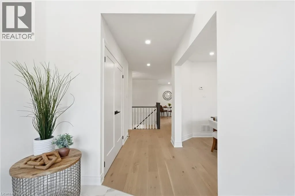 84 RILEY Street