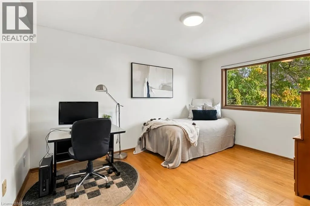 22 APPLEWOOD Crescent