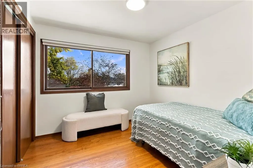 22 APPLEWOOD Crescent