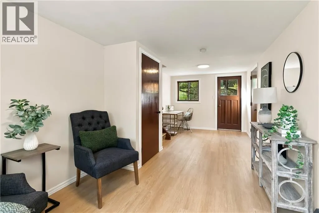 22 APPLEWOOD Crescent