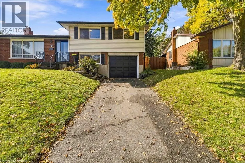 22 APPLEWOOD Crescent