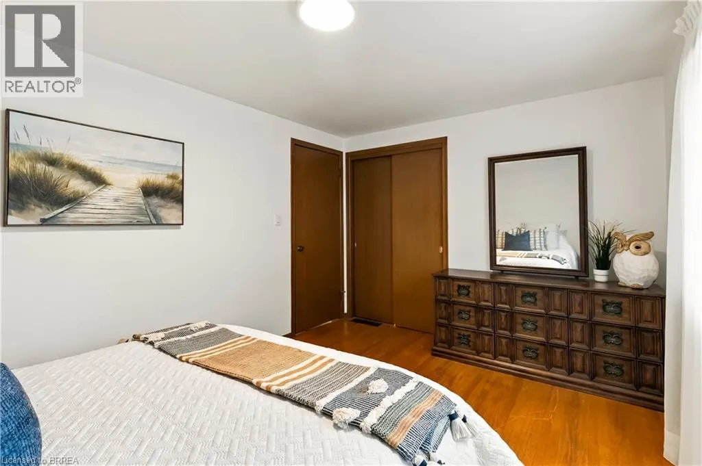22 APPLEWOOD Crescent