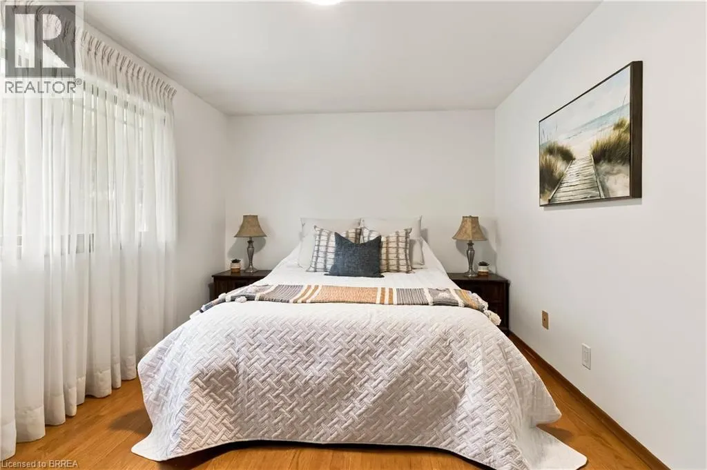 22 APPLEWOOD Crescent