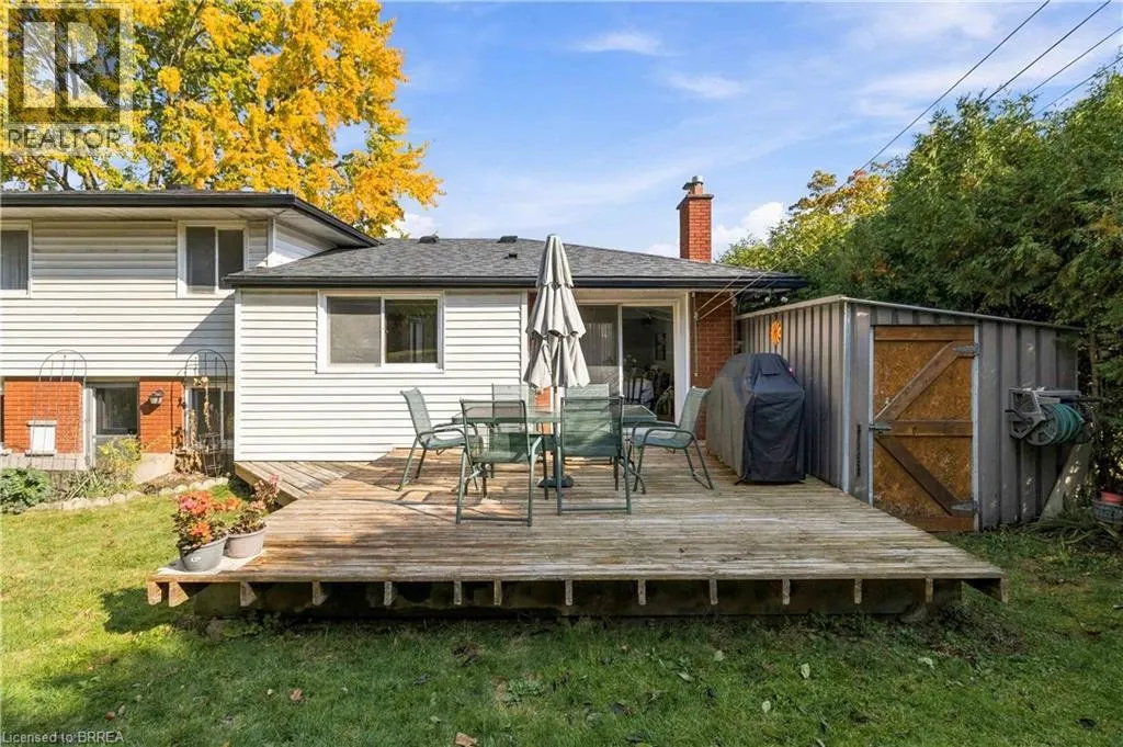 22 APPLEWOOD Crescent
