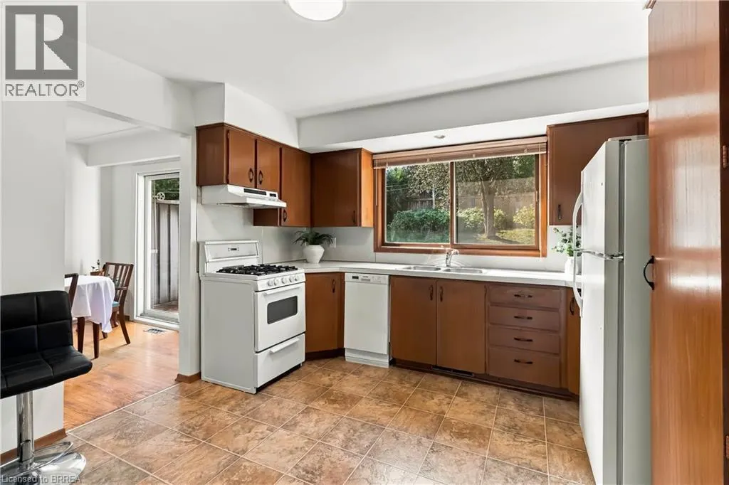 22 APPLEWOOD Crescent