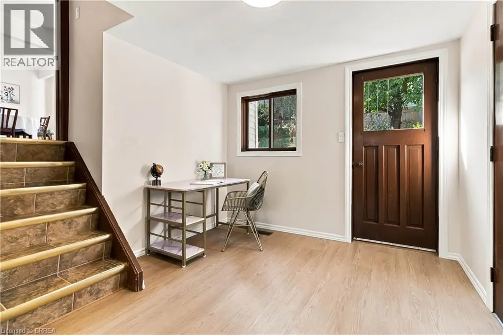 22 APPLEWOOD Crescent