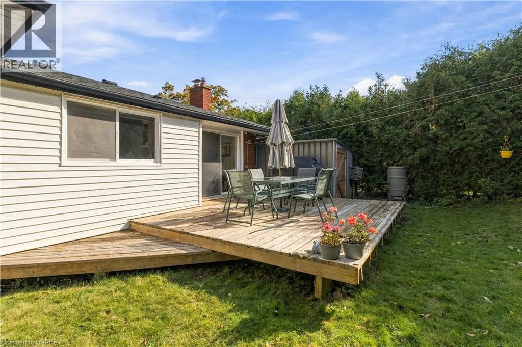 22 APPLEWOOD Crescent