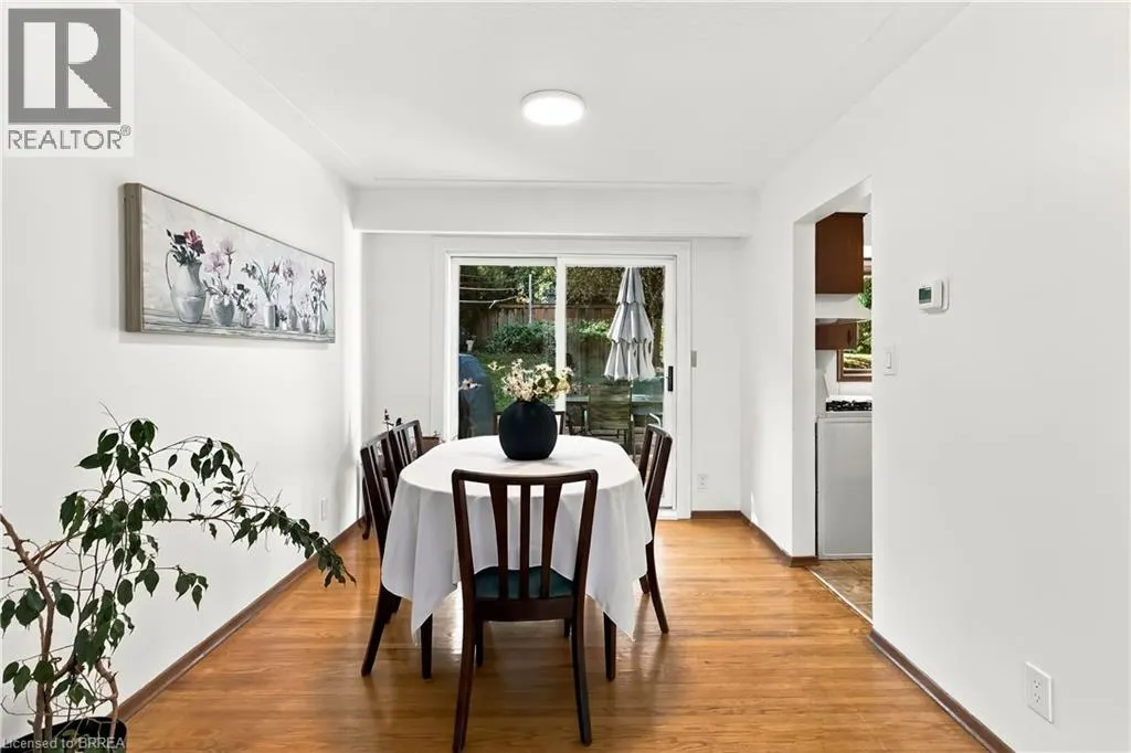 22 APPLEWOOD Crescent