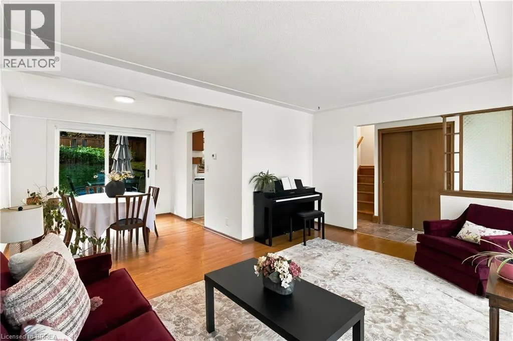 22 APPLEWOOD Crescent