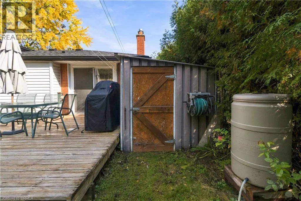 22 APPLEWOOD Crescent