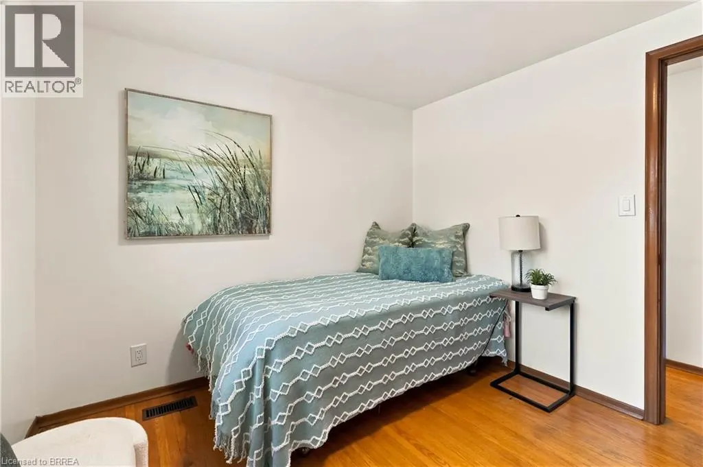 22 APPLEWOOD Crescent