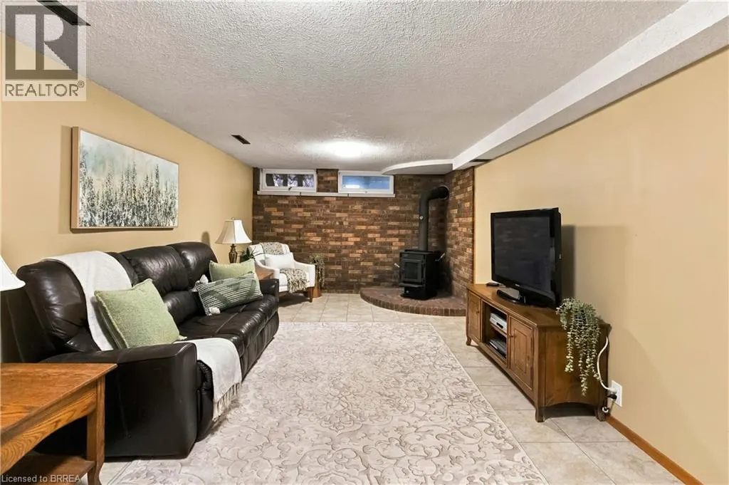 22 APPLEWOOD Crescent