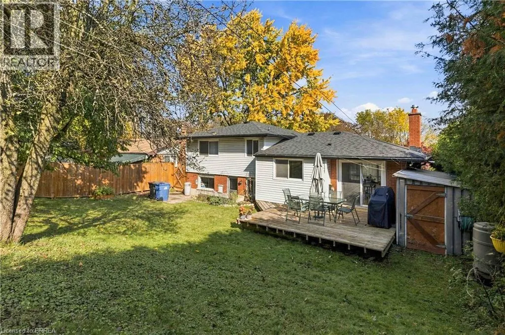 22 APPLEWOOD Crescent