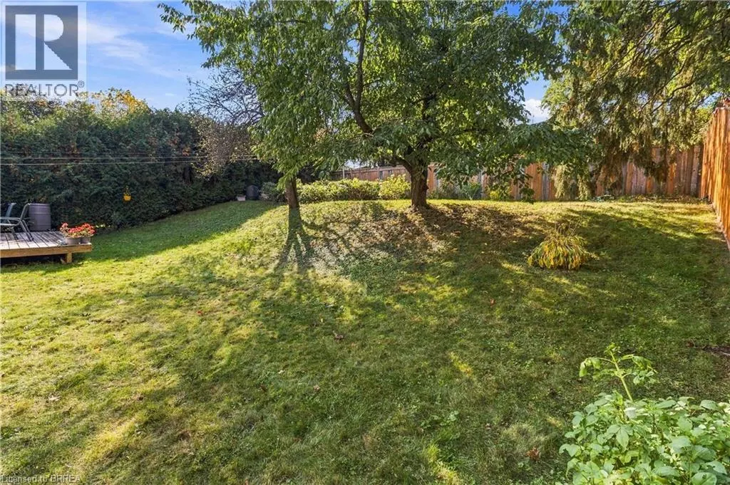 22 APPLEWOOD Crescent