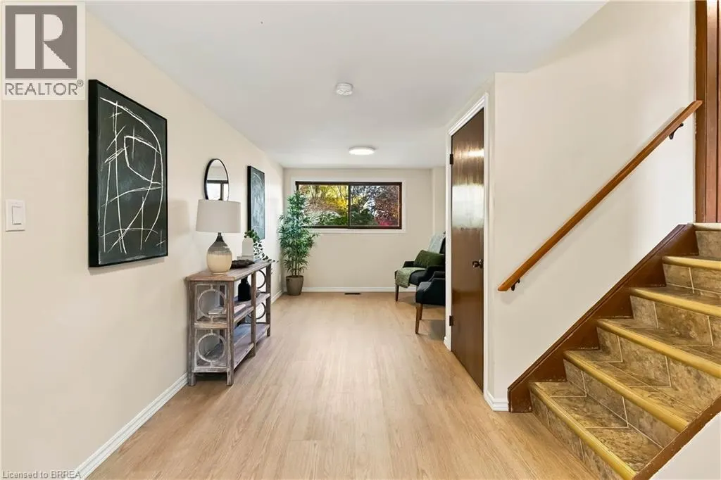 22 APPLEWOOD Crescent