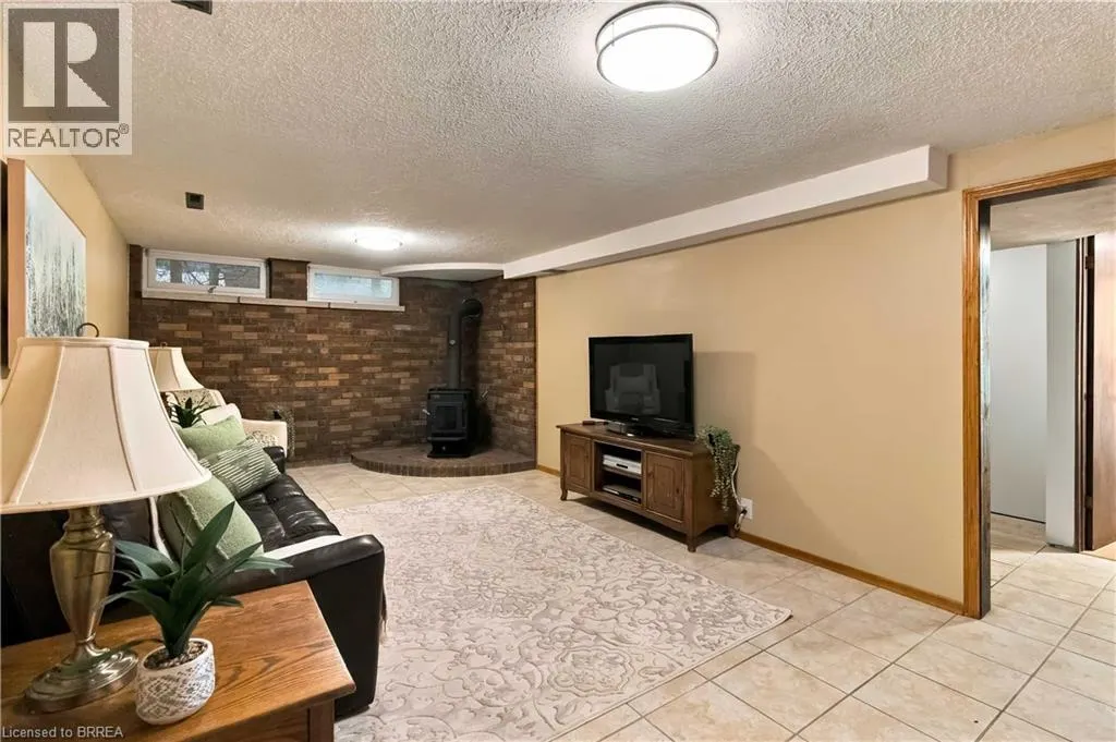 22 APPLEWOOD Crescent