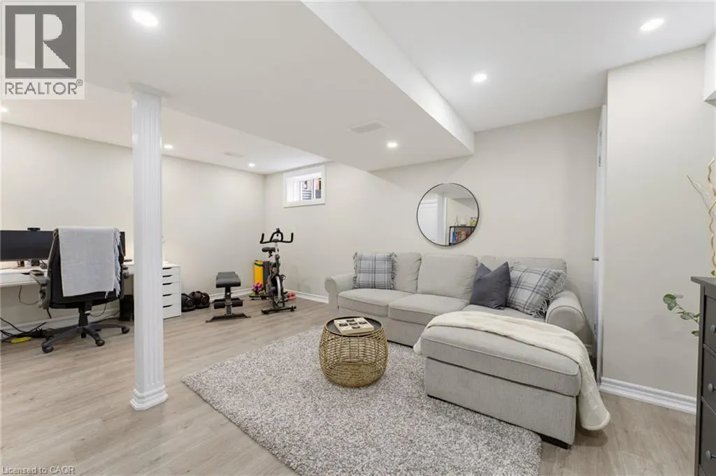 739 BANKS Crescent