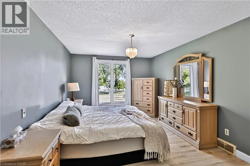 22 OAKRIDGE Drive
