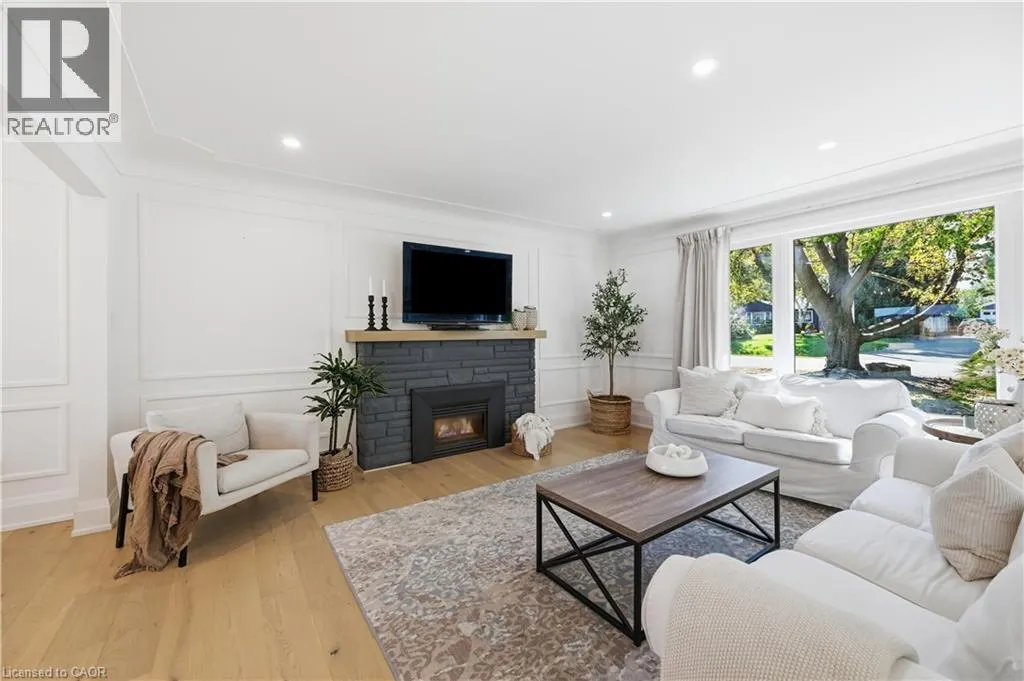 869 CONDOR Drive