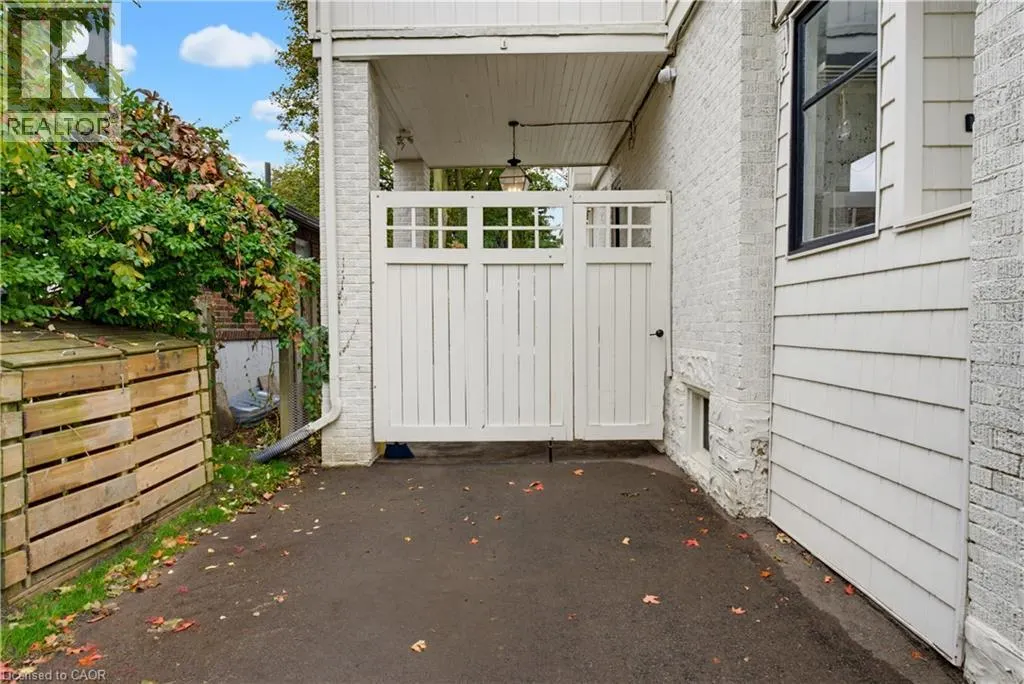 89 ALLEN Street W