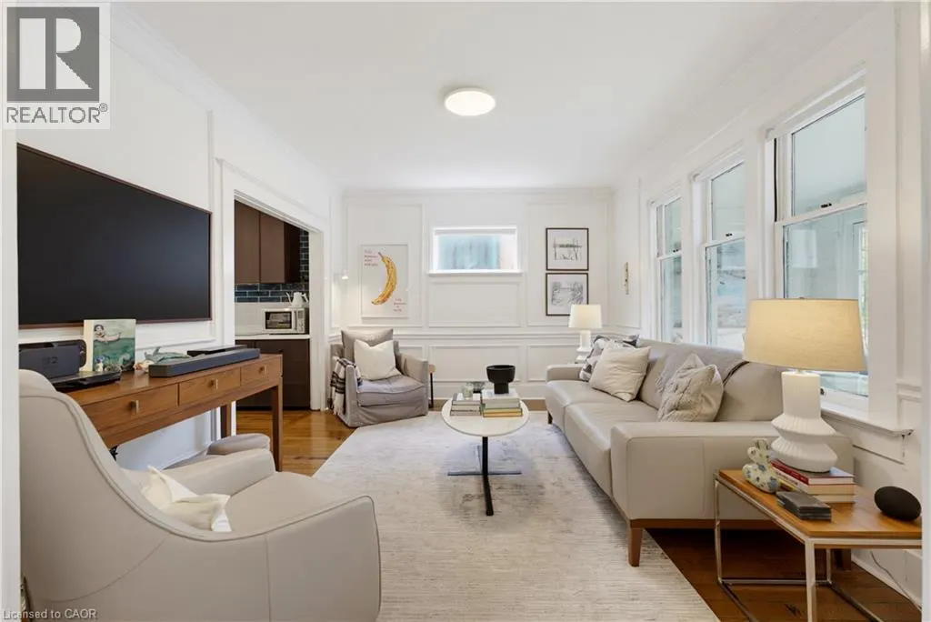 89 ALLEN Street W